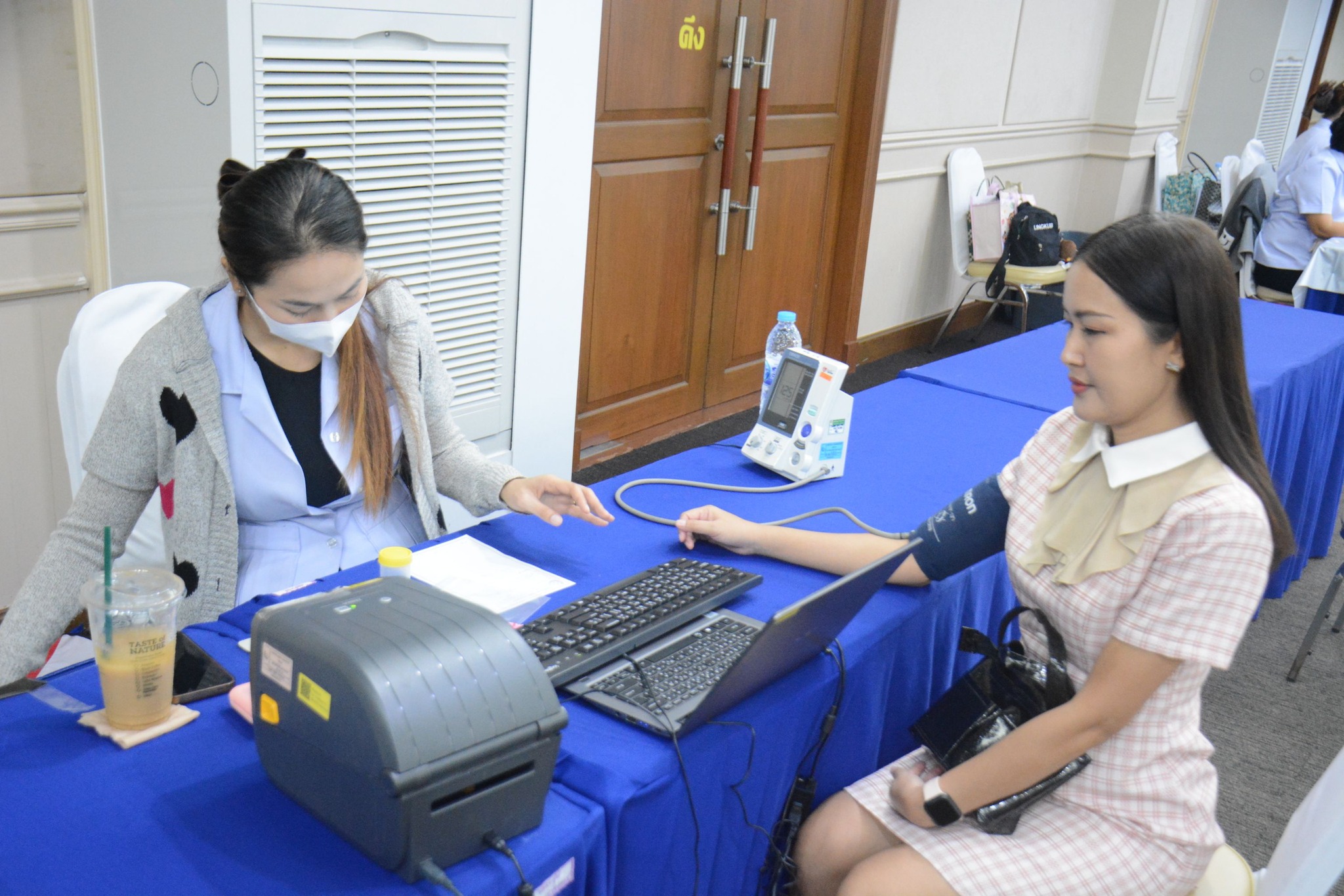 ตรวจสุขภาพประจำรอบ ๔ เดือนและพบแพทย์ ณ กรมประชาสัมพันธ์