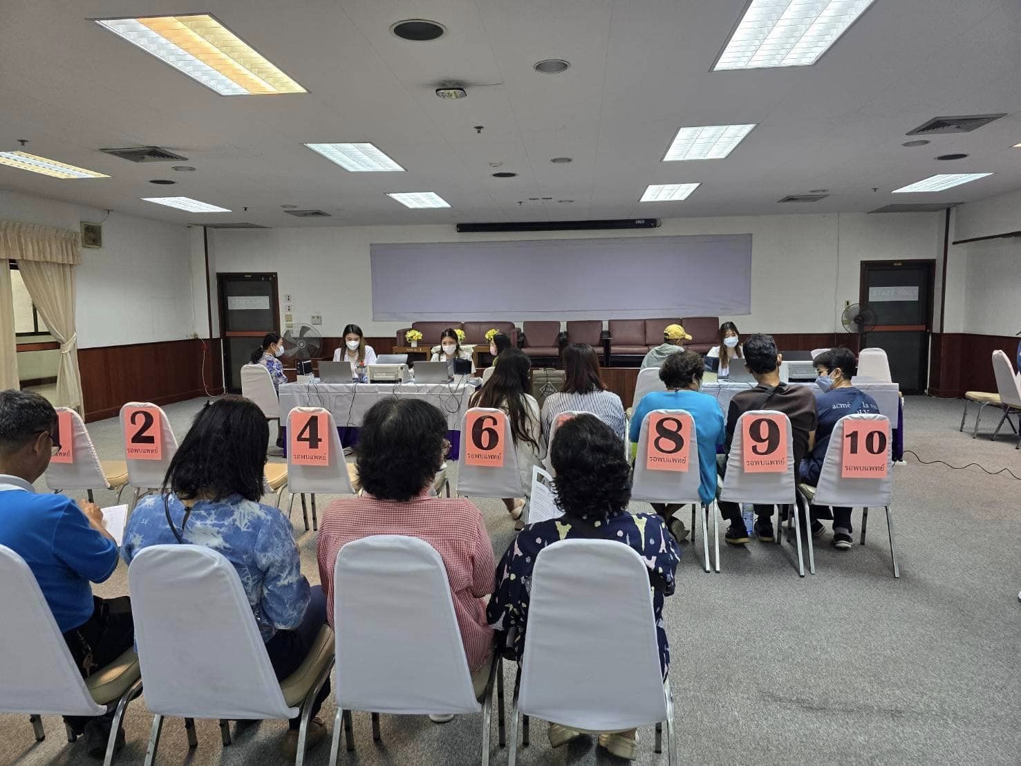 รับผลตรวจสุขภาพ ประจำรอบ ๔ เดือน และพบแพทย์ ณ กรมประชาสัมพันธ์