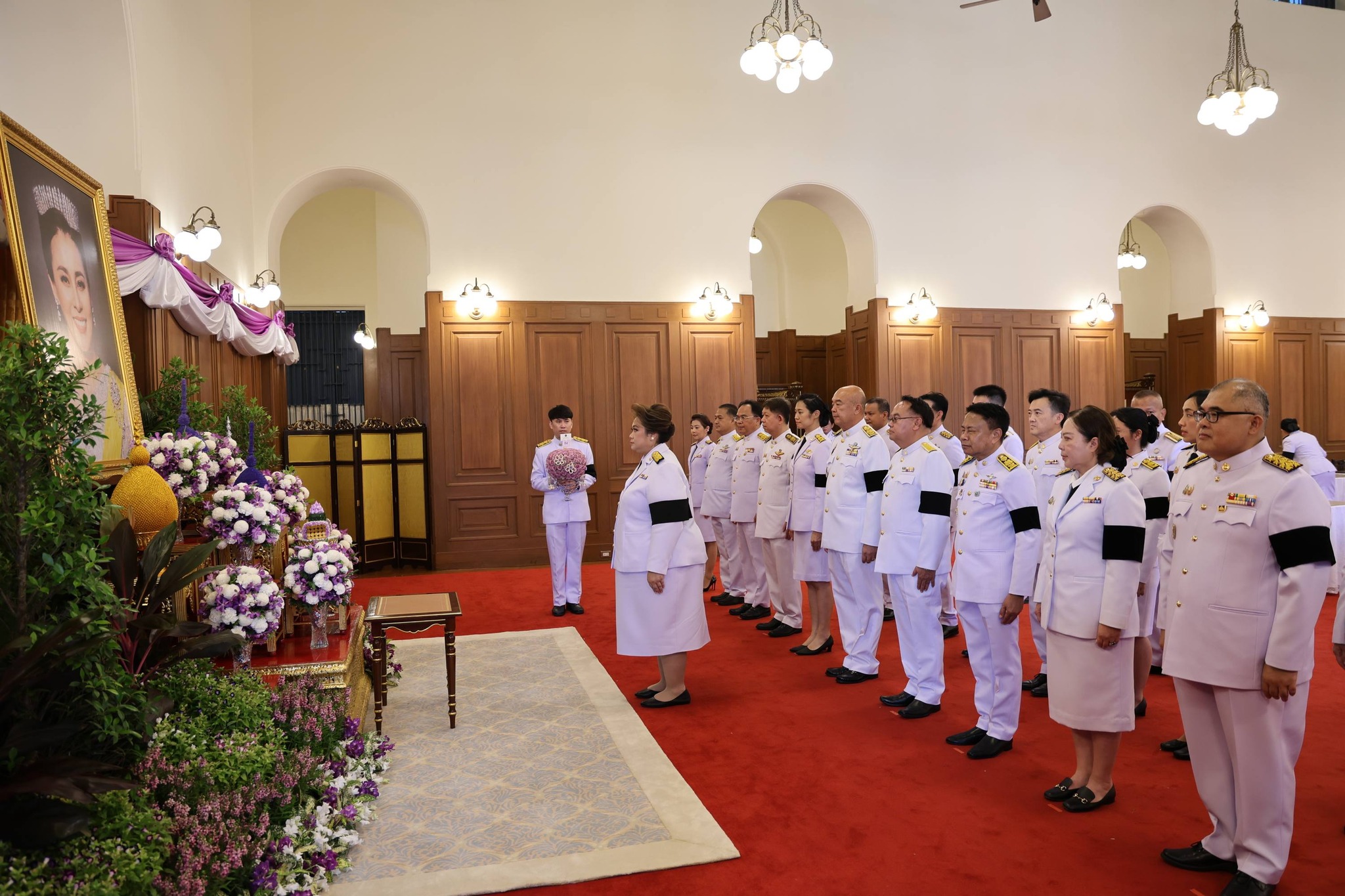 นางสาวศุภมาส อิศรภักดี รัฐมนตรีประจำสำนักนายกรัฐมนตรี นำคณะผู้บริหารหน่วยงานในกำกับดูแล ร่วมทูลเกล้าทูลกระหม่อมถวายแจกันดอกไม้เบื้องหน้าพระฉายาลักษณ์ และลงนามถวายพระพรชัยมงคล สมเด็จพระนางเจ้าฯ พระบรมราชินี เนื่องในโอกาสวันเฉลิมพระชนมพรรษา ๓ มิถุนายน ๒๕๖๙