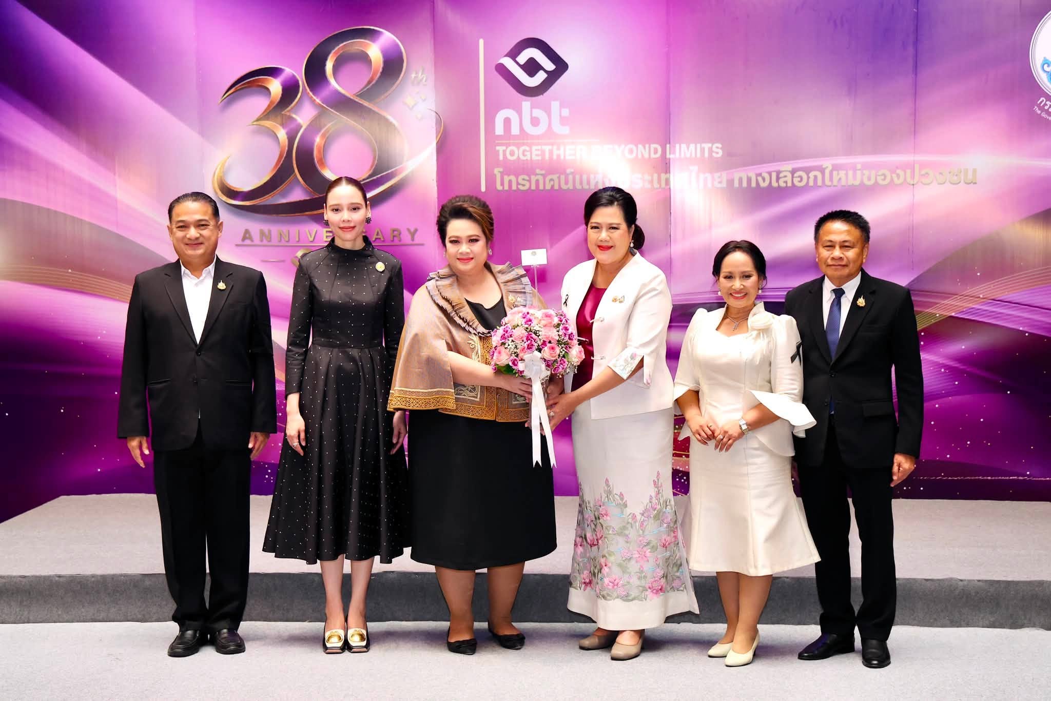 ศุภมาส อิศรภักดี" รัฐมนตรีประจำสำนักนายกรัฐมนตรี และ "ซาบีดา ไทยเศรษฐ์" รัฐมนตรีว่าการกระทรวงวัฒนธรรม ร่วมแสดงความยินดีเนื่องในโอกาสวันคล้ายวันสถาปนาสถานีโทรทัศน์แห่งประเทศไทย ครบรอบ 38 ปี 