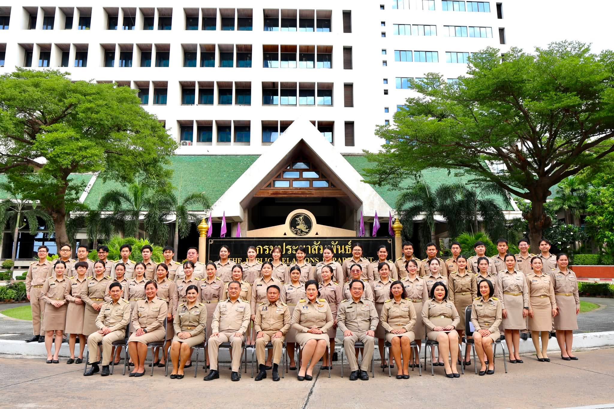 พิธีประดับอินทรธนูแก่ข้าราชการผู้เข้ารับการฝึกอบรมหลักสูตร "การปฐมนิเทศข้าราชการพลเรือนสามัญที่อยู่ระหว่างการทดลองปฏิบัติหน้าที่ราชการ กรมประชาสัมพันธ์" รุ่นที่ 37